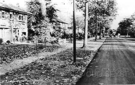 Oranje Nassauln-1964-001.jpg - Dit is niet de Oranje Nassaulaan maar het Oranje Nassauplein met links huizen en rechts de vijver. Op de achtergrond is de Oranje Nassaulaan te zien. Foto gemaakt, vanaf de boskant in 1964.